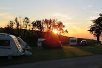 Camping Channel View - Wohnmobil- und  Wohnwagenstellplätze bei Sonnenuntergang
