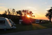 Camping Channel View - Wohnmobil- und  Wohnwagenstellplätze bei Sonnenuntergang