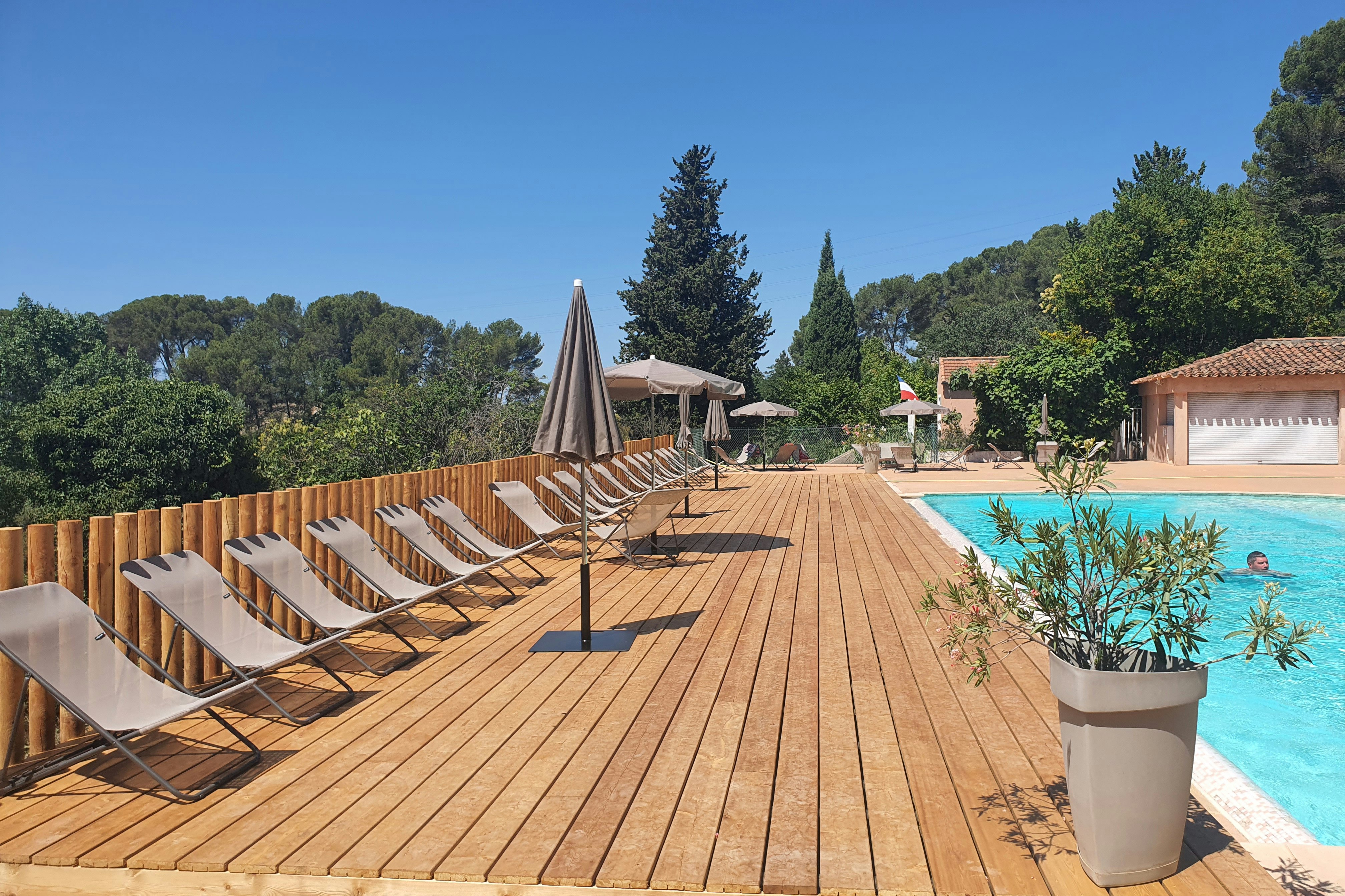 Camping Chantecler - Aix en Provence  - Pool im Freien mit Liegestühlen und Sonnenschirmen
