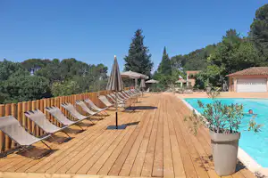 Camping Chantecler - Aix en Provence - Pool im Freien mit Liegestühlen und Sonnenschirmen