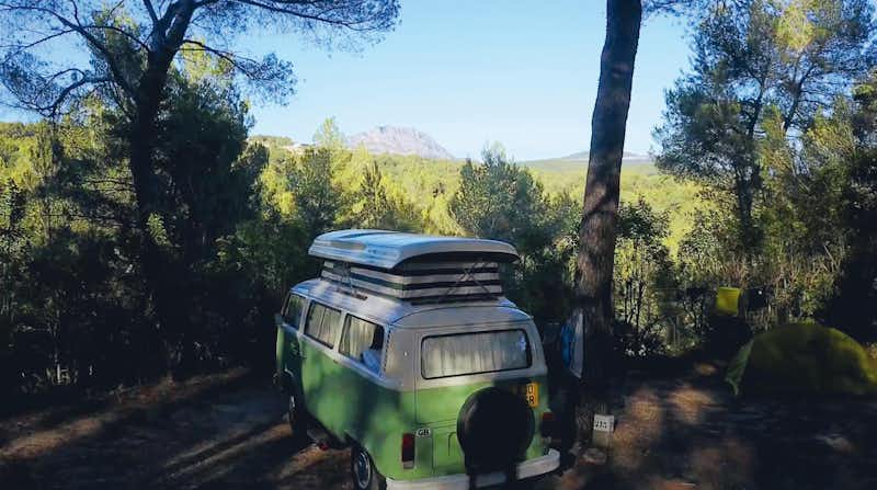Camping Chantecler - Wohnmobil- und  Wohnwagenstellplätze im Schatten der Bäume