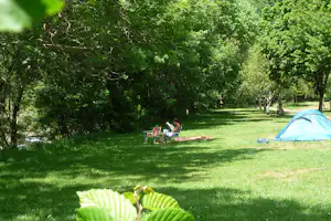 Camping Chantemerle - Zeltstellplätze auf grüner Wiese auf dem Campingplatz