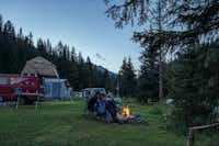 Camping Chapella - Camper am Lagerfeuer auf dem Campingplatz am Wald 