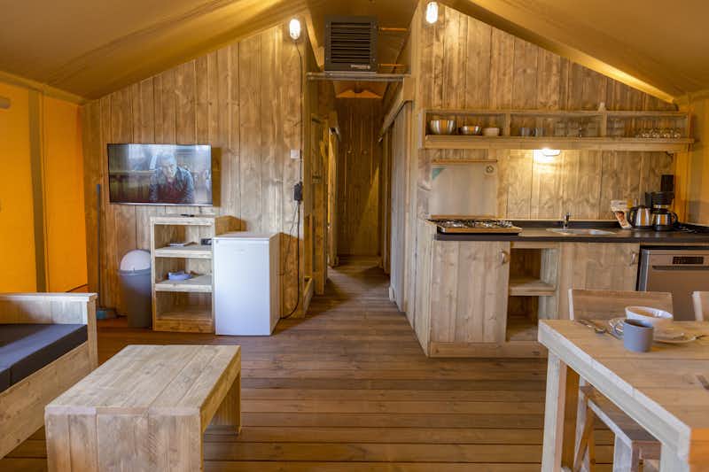 Camping Charlemagne - Innenansicht eines Mobilheims mit Küche und Wohnbereich