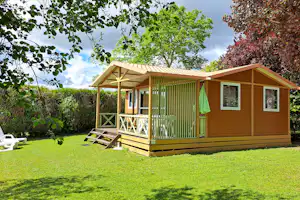 Camping Château de la Rolandière - Mobilheim mit Terrasse auf dem Campingplatz