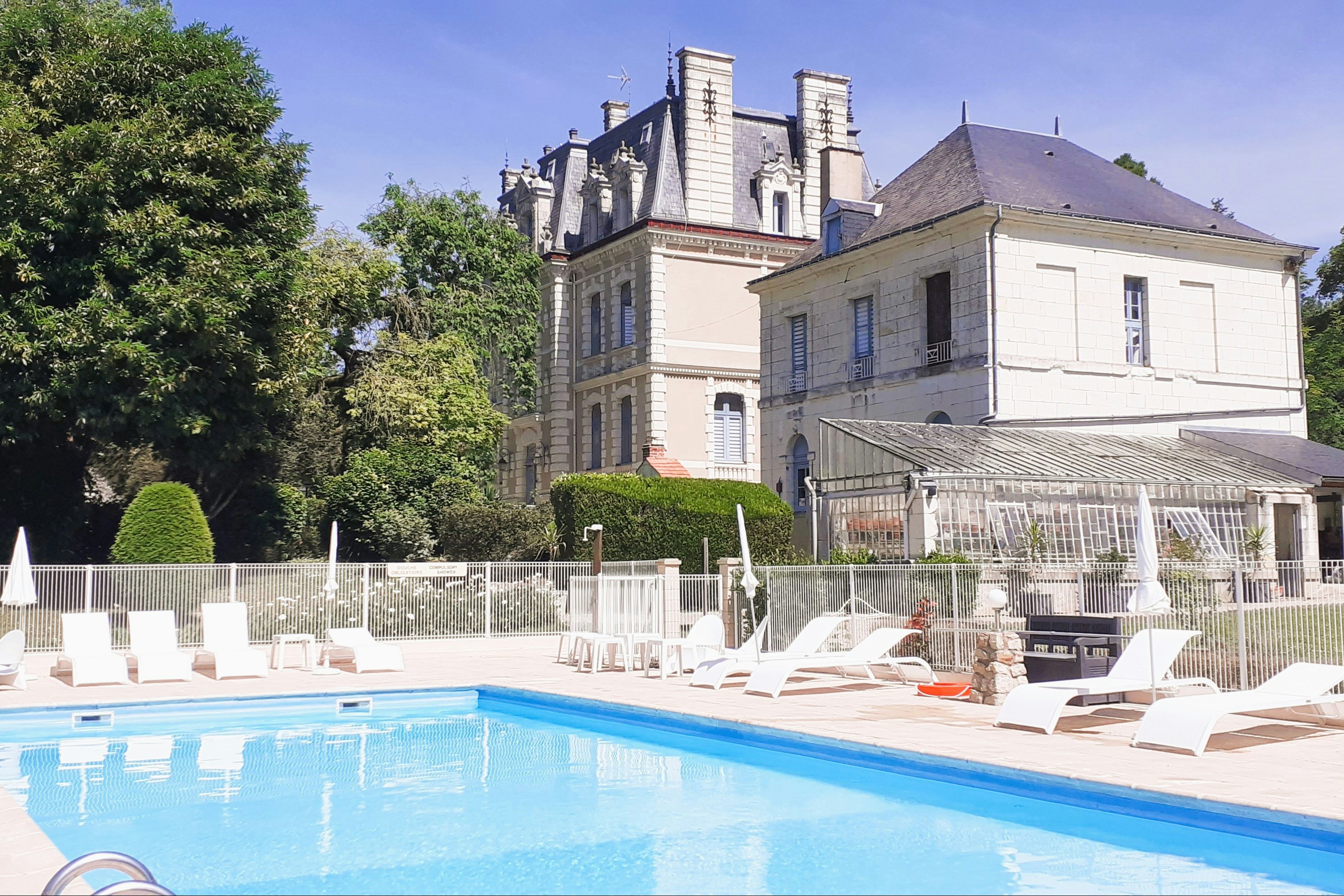 Camping Château de la Rolandière  - Pool im Freien mit Liegestühlen und Sonnenschirmen