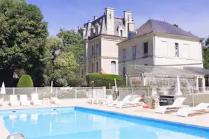 Camping Château de la Rolandière - Pool im Freien mit Liegestühlen und Sonnenschirmen