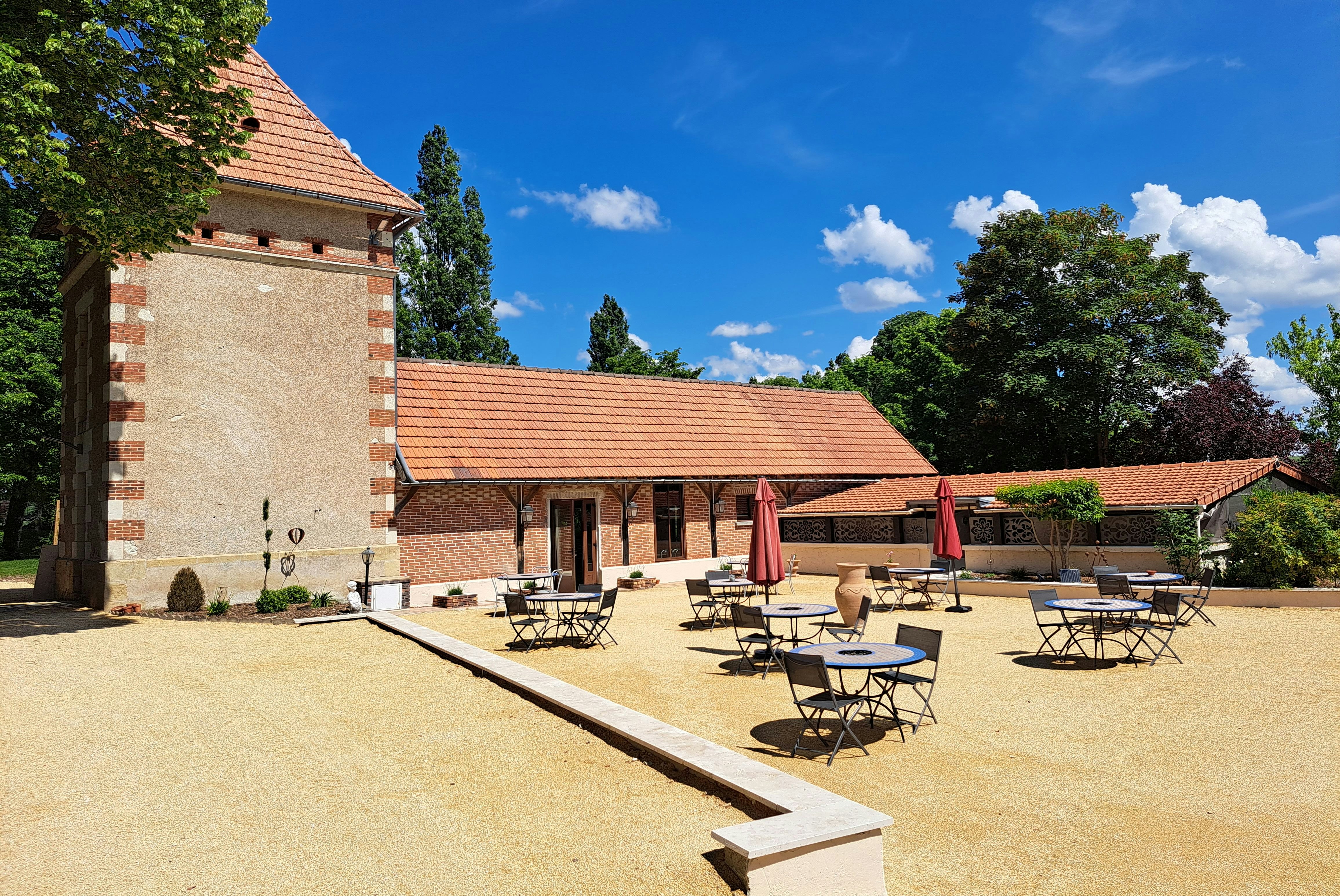 Camping Château de la Rolandière  - Restaurant mit Terrasse auf dem Campingplatz