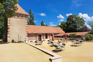 Camping Château de la Rolandière - Restaurant mit Terrasse auf dem Campingplatz