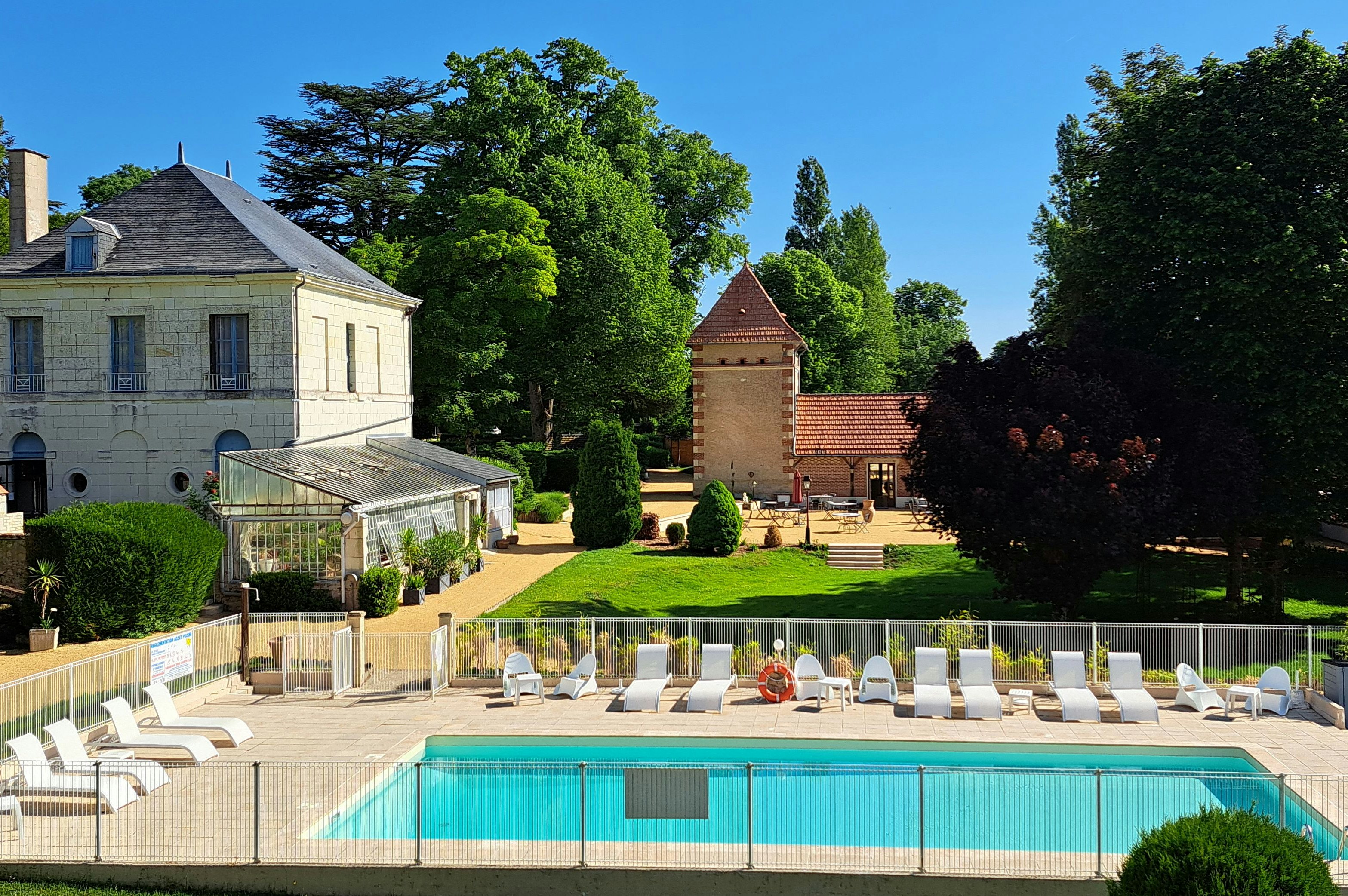 Camping Château de la Rolandière - Blick auf den Pool im Freien mit Liegestühlen