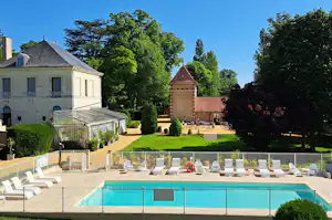 Camping Château de la Rolandière - Blick auf den Pool im Freien mit Liegestühlen