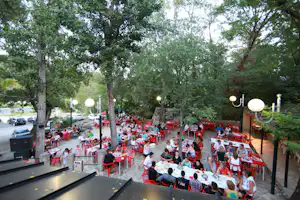 Camping Chaulet Plage - Essensbereich im Freien auf dem Campingplatz