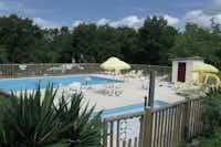 Camping Chez Gendron - Campingplatzanlage mit Pool und Liegestühlen in der Sonne