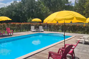 Camping Chez Philipaud - Pool im Freien mit Liegestühlen und Sonnenschirmen