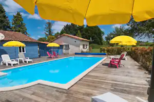 Camping Chez Philipaud - Pool im Freien mit Liegestühlen und Sonnenschirmen