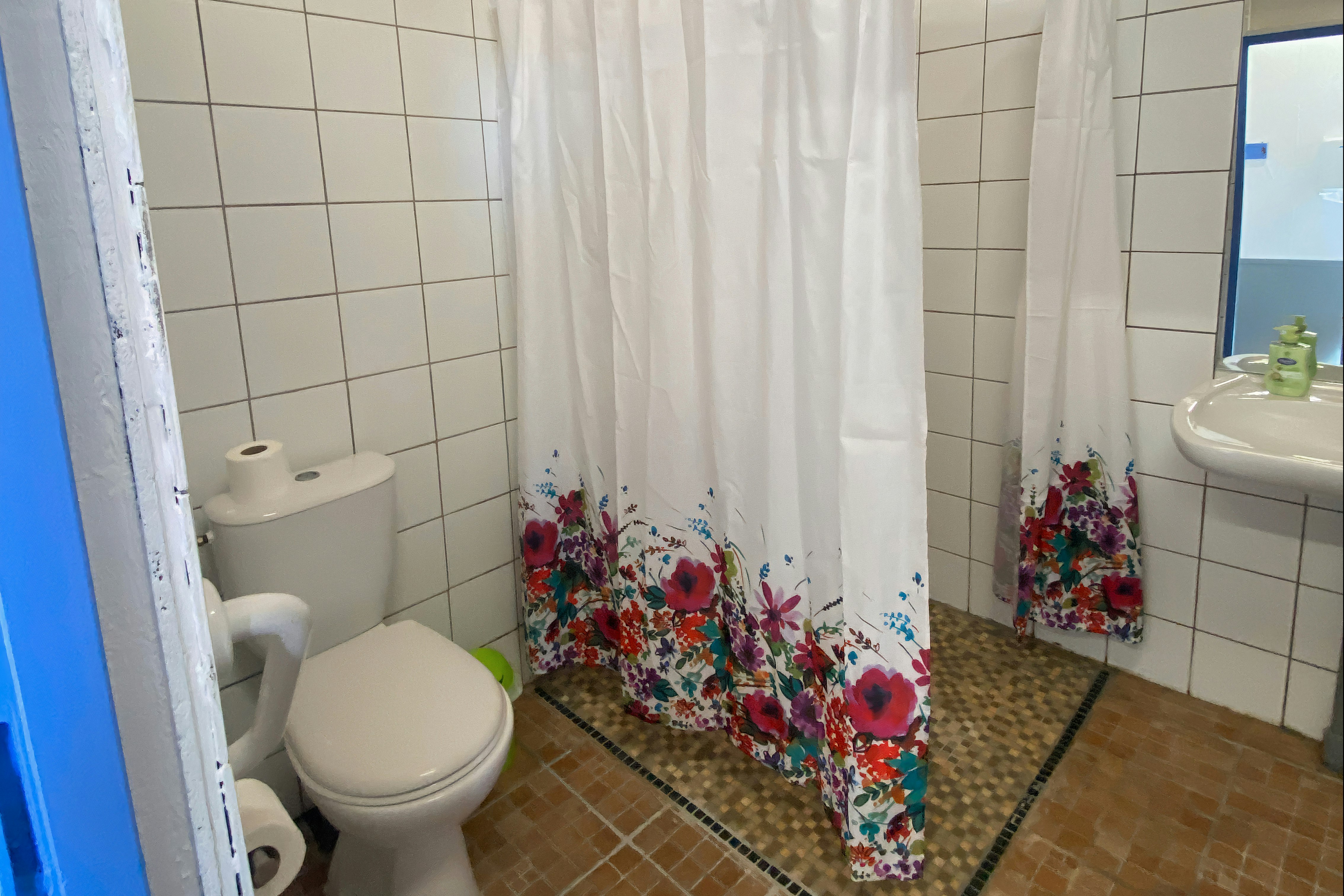 Camping Chez Philipaud - Badezimmer mit Dusche, Toilette und Waschbecken