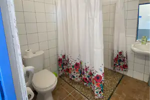 Camping Chez Philipaud - Badezimmer mit Dusche, Toilette und Waschbecken