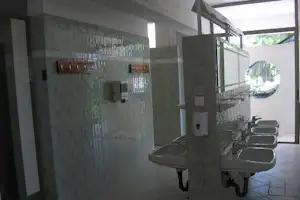 Camping Chrissa - Waschbecken und Spiegel im Sanitärbereich vom Campingplatz