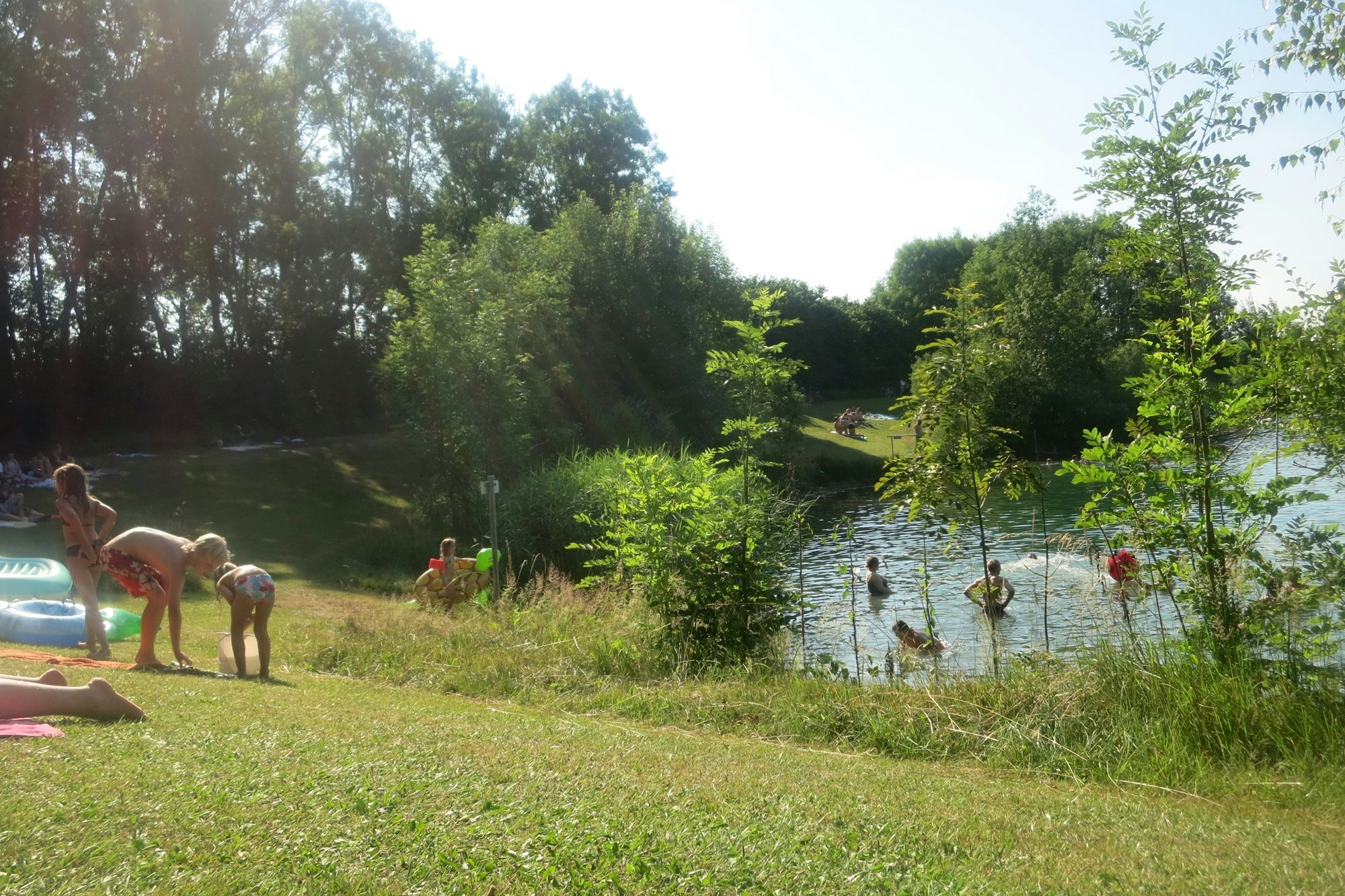 Camping Christophorus - Blick auf den Badesee mit Liegewiese