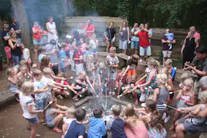 Camping Château de Chanteloup, Grillbereich auf dem Campingplatz, Kinder grillen auf dem Campingplatz an der Feuerstelle.