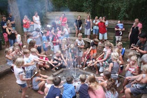 Camping Château de Chanteloup, Grillbereich auf dem Campingplatz, Kinder grillen auf dem Campingplatz an der Feuerstelle.