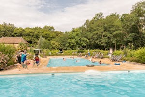 Camping Château de Chanteloup, Hallen- und Freibad mit Liegestühlen auf dem Campingplatz-