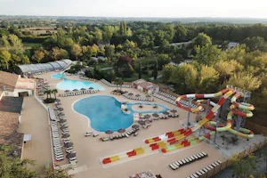 Yelloh! Village Château de Fonrives - Luftaufnahme vom Poolbereich mit Wasserrutsche auf dem Campingplatz