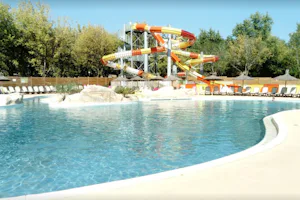 Yelloh! Village Château de Fonrives - Wasserrutsche am Pool mit Sonnenschirmen und Liegestühlen