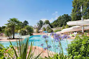 Camping Château de Galinée - Blick auf Poolbereich mit Wasserrutsche auf dem Campingplatz