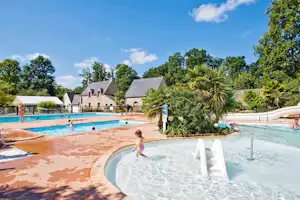 Camping Château de Galinée - Planschbecken für Kinder im Poolbereich vom Campingplatz