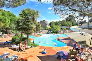 Camping Château de Galinée - Poolbereich vom Campingplatz mit Liegestühlen und Sonnenschirmen