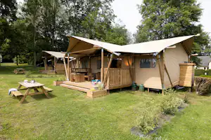 Camping Château de Lez-Eaux - Blick auf ein Glamping-Zelt