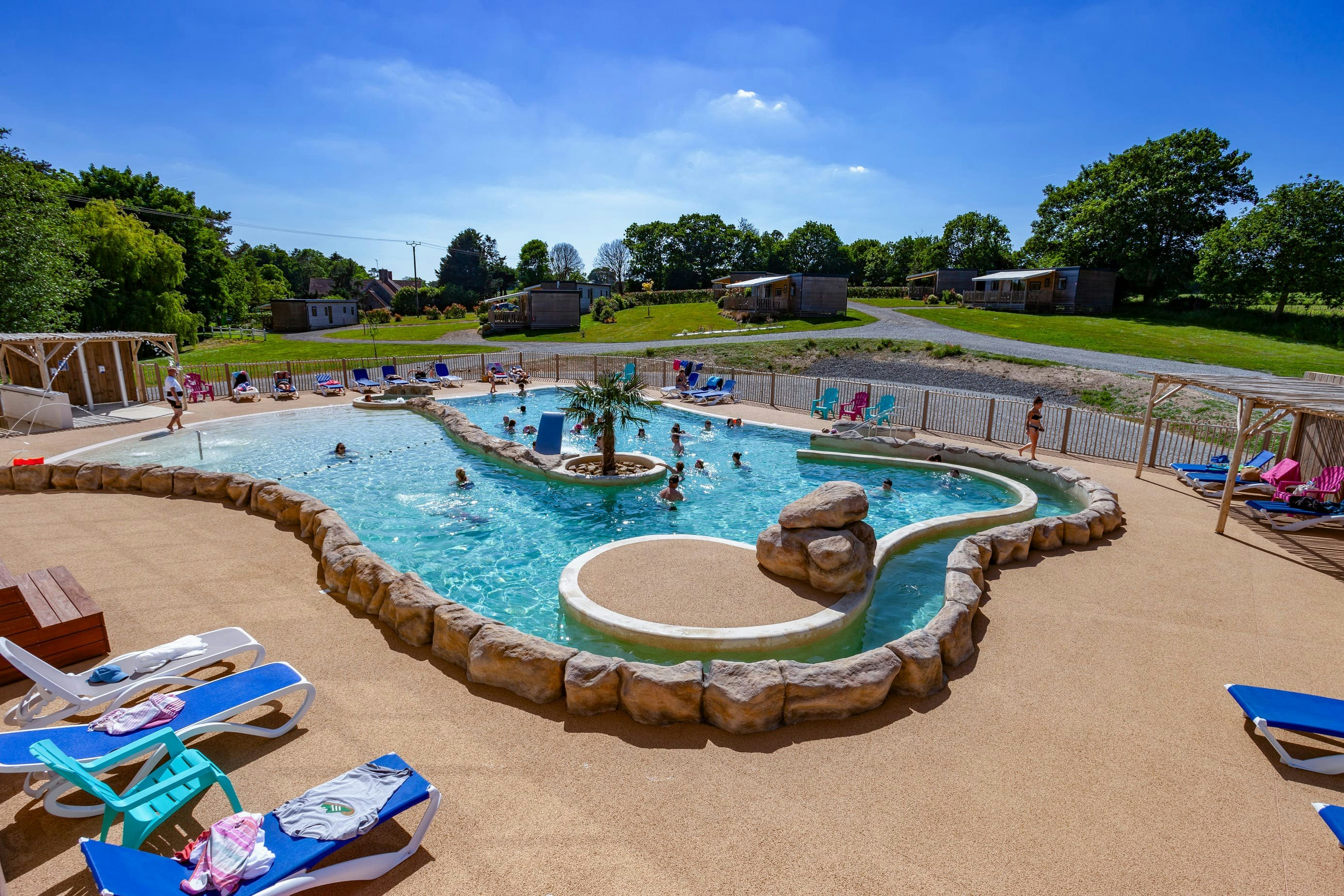 Camping Château de Lez-Eaux - Freibad des Campingplatzes