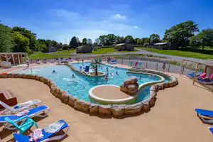 Camping Château de Lez-Eaux - Freibad des Campingplatzes