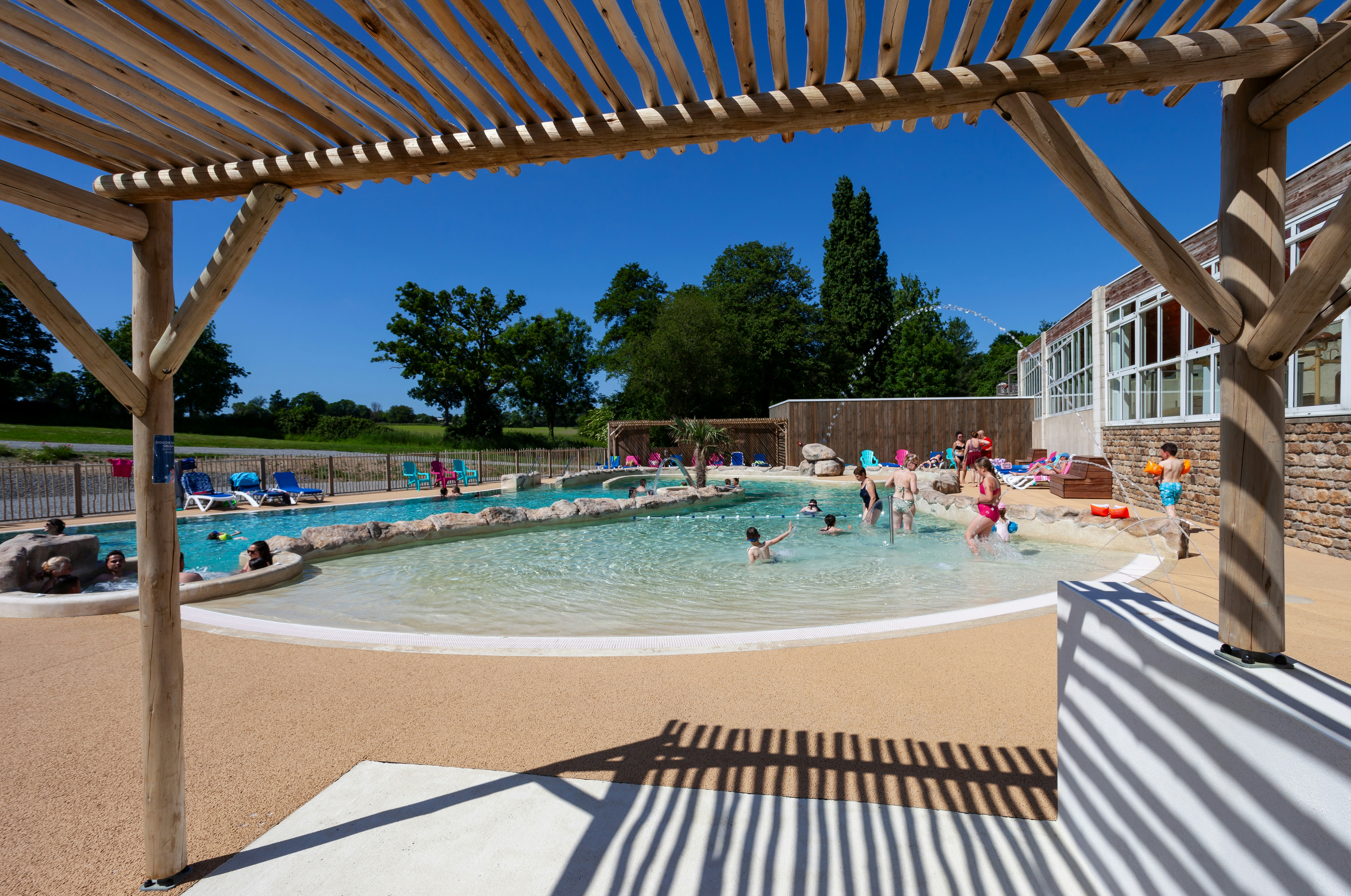 Camping Château de Lez-Eaux - Freibad mit Kinderbecken auf dem Campingplatz