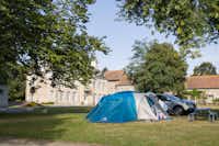 Camping Château de Lez-Eaux - Zeltplätze auf der Wiese im Schatten der Bäume