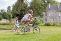 Camping Château de Martragny - Kinder auf dem Fahrrad im Grünen