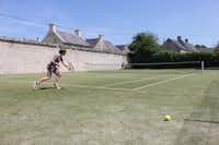 Camping Château de Martragny - Kinder spielen Tennis