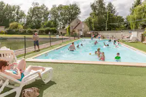 Camping Château de Martragny - Menschen im Pool im Grünen auf dem Campingplatz