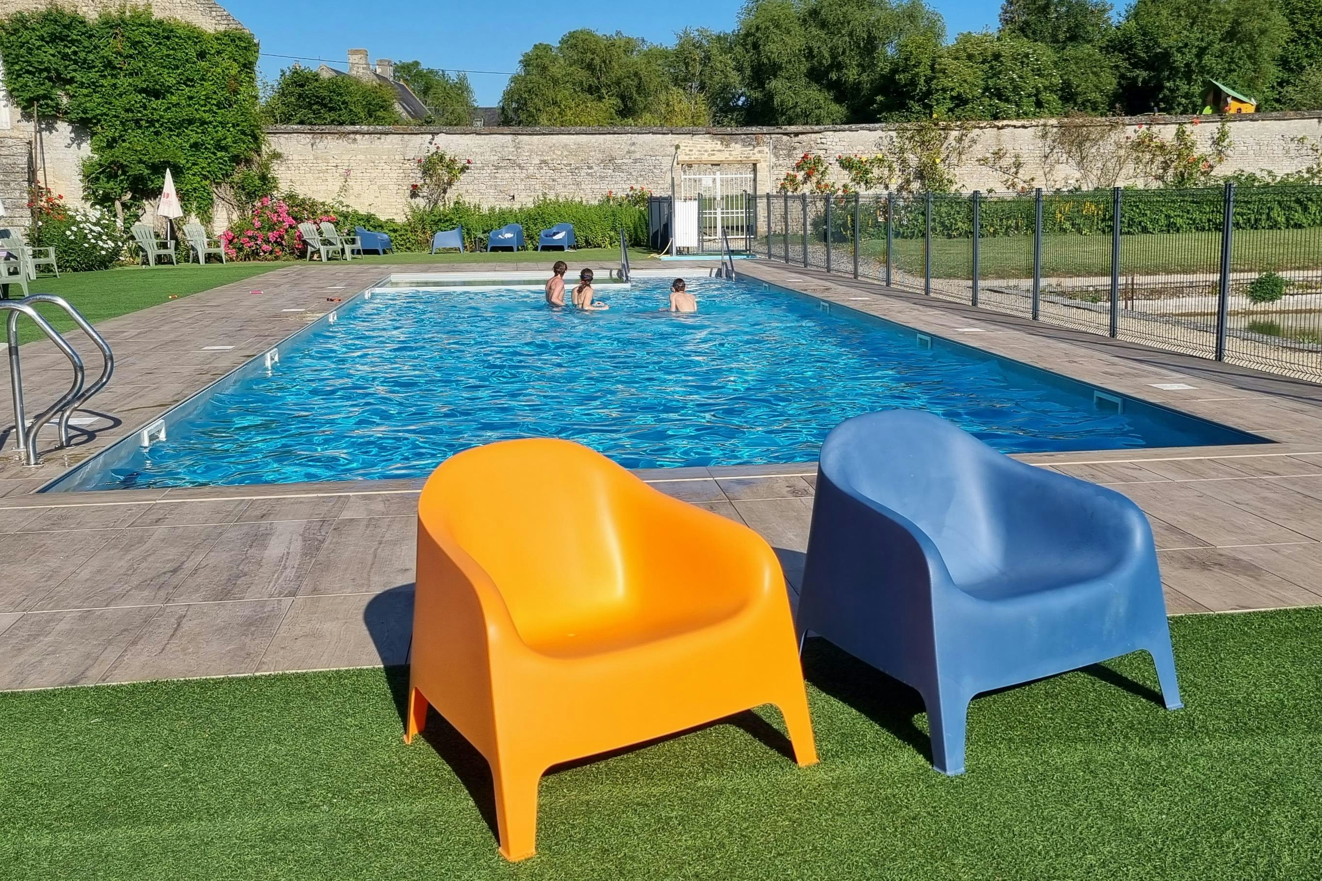 Camping Château de Martragny - Pool auf dem Campingplatz