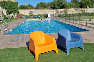 Camping Château de Martragny - Pool auf dem Campingplatz