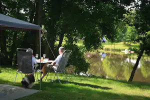Camping le Deffay - Campinggäste sitzen und schauen auf den Fluss