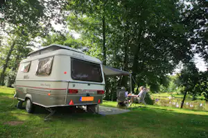 Camping le Deffay - Gäste vor ihrem Wohnwagen