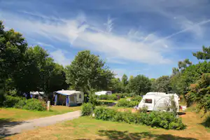Camping le Deffay - Wohnmobil- und Wohnwagenstellplätze umringt von Wald