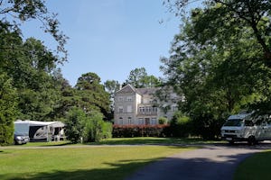 Camping Château du Gandspette - Zeltplatz direkt vor dem Schloss Gandspette auf dem Campingplatz