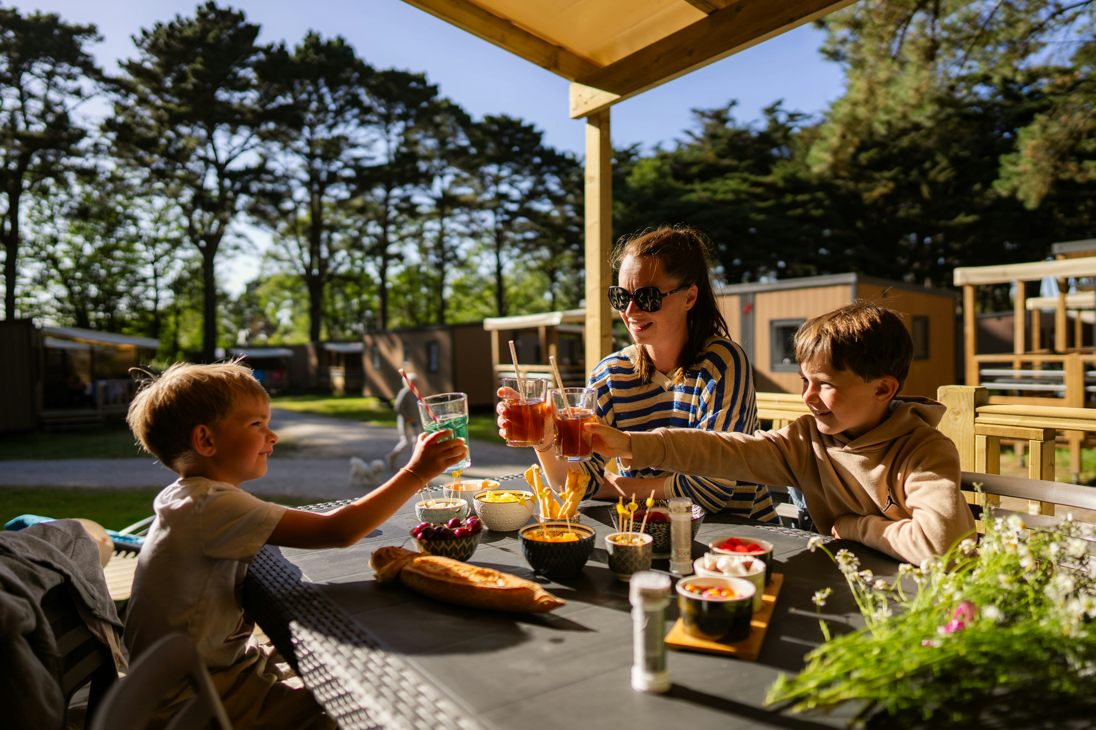 Camping Sunêlia Le Petit Bois - Mutter mit Kindern beim Frühstücken auf der Terrasse eines Mobilheims