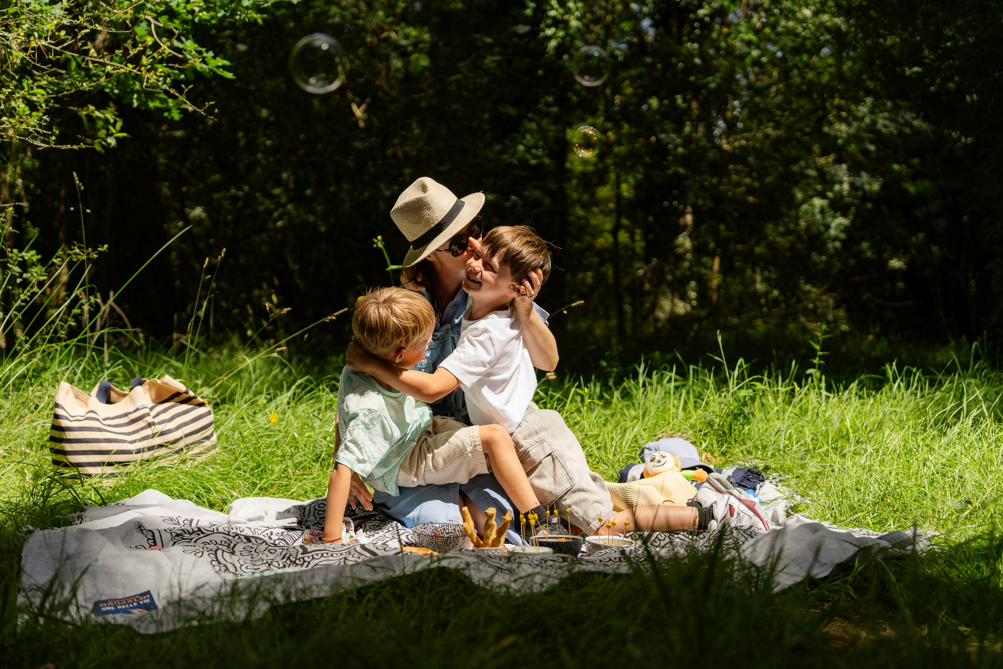 Camping Sunêlia Le Petit Bois - Mutter mit Kindern beim Picknicken auf einer Wiese