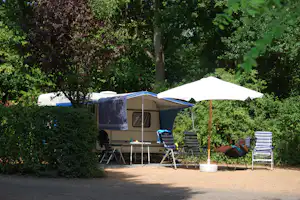 Camping Château La Grange Fort - Wohnwagenstellplatz im Grünen auf dem Campingplatz