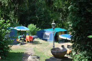 Camping Château La Grange Fort - Zeltplatz im Schatten der Bäume auf dem Campingplatz