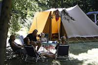 Camping Château Le Haget - Gäste beim Enspannen auf ihrem Zeltplatz